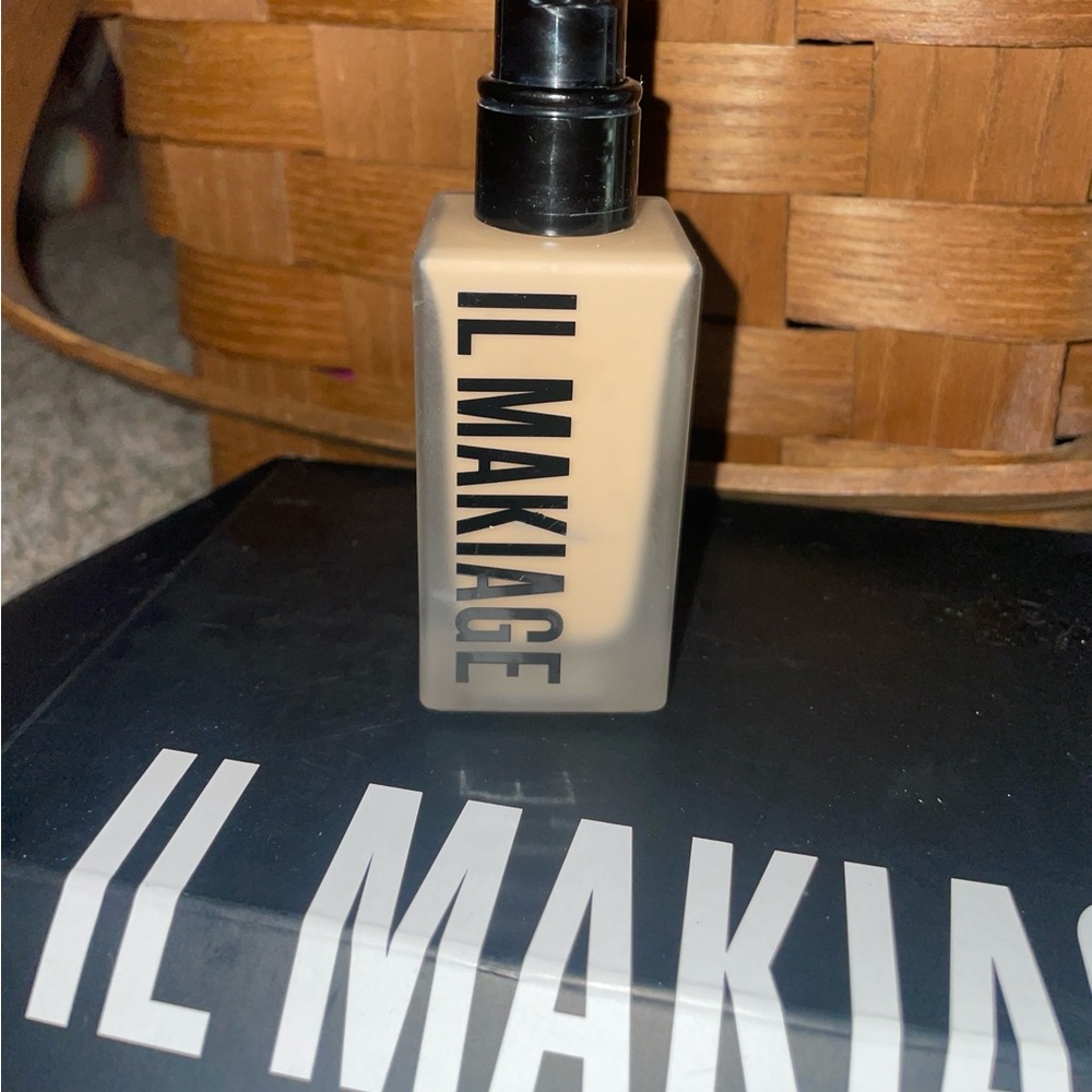 IL MAKIAGE foundation with Black Satin Scrunchie in box